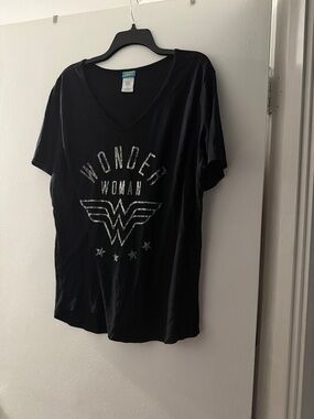 Wonder Woman V-Neck Graphic Tee - Black